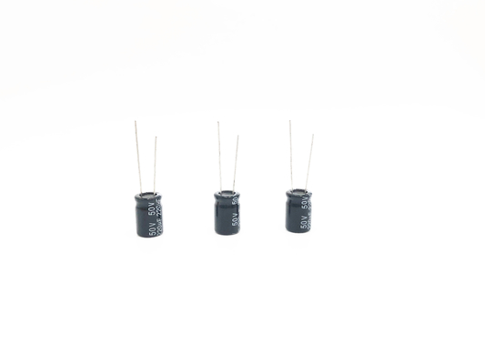 Tolerância de alumínio do capacitor eletrolítico 20% de 10X13mm 220uf 50v